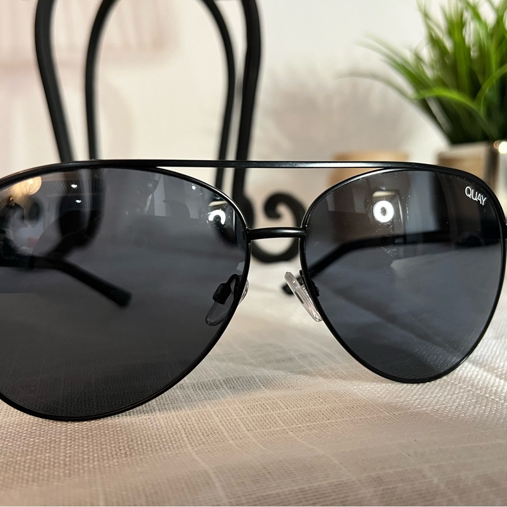 Quay Australia « Vivienne » Black Metallic Frame Sunglasses